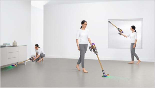 Evin farklı yerlerini temizleyen kadın