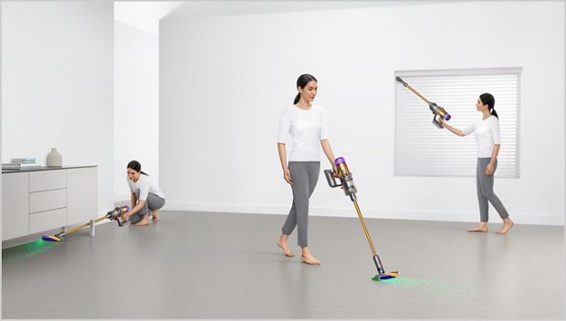 Evin farklı yerlerini temizleyen kadın