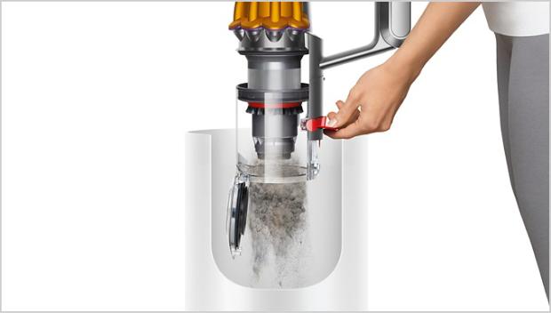 אדם מרוקן אבק מהמכל