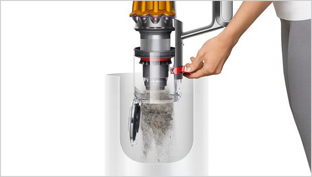 אדם מרוקן אבק מהמכל