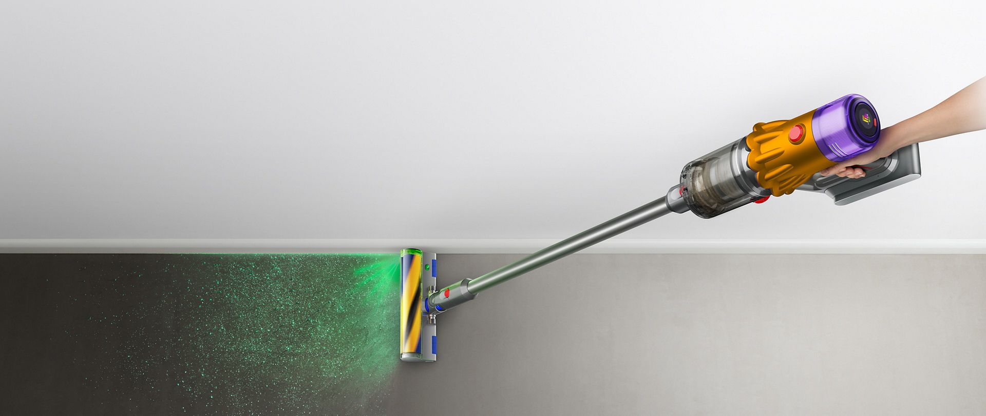 Gros plan d'une main tenant l'aspirateur sans fil Dyson V12 Detect Slim