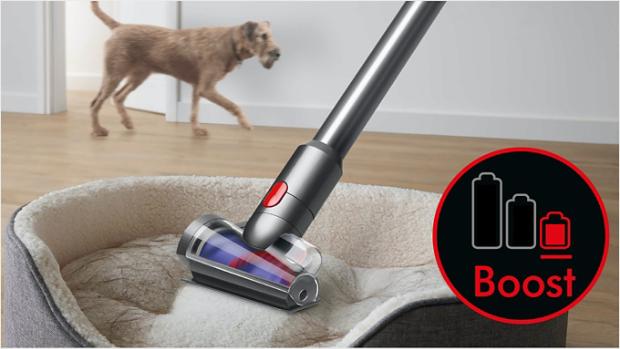 Czerwone logo trybu Boost nad obrazem narzędzia do wkręcania sierści czyszczącego legowisko dla zwierząt.