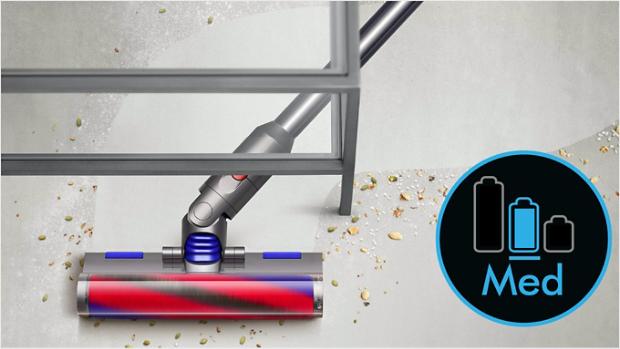 Niebieskie logo trybu Med nad wizerunkiem głowy sprzątaczki Slim Fluffy sięgającej pod nogi biurka.