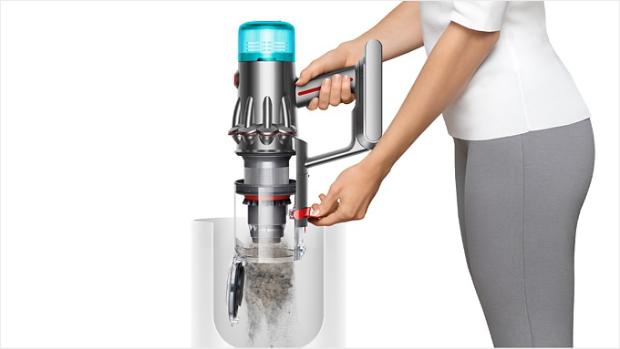 Ręce opróżniające kosz bez dotykania brudu.