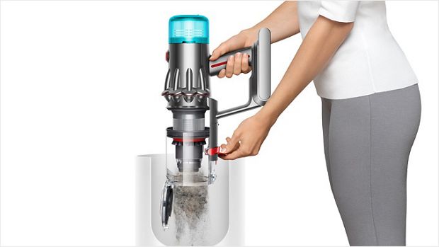 Ręce opróżniające kosz bez dotykania brudu.