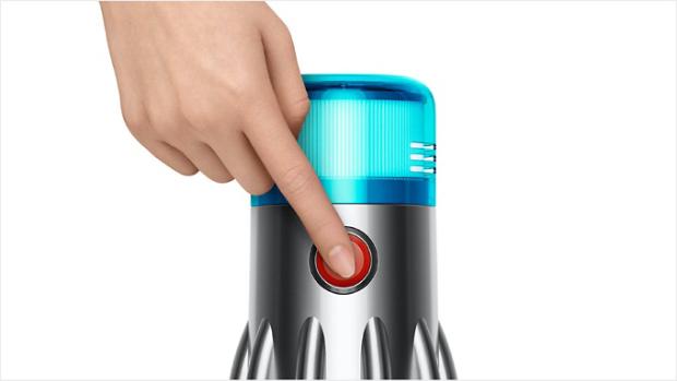 Palec na pojedynczym przycisku sterowania zasilaniem.