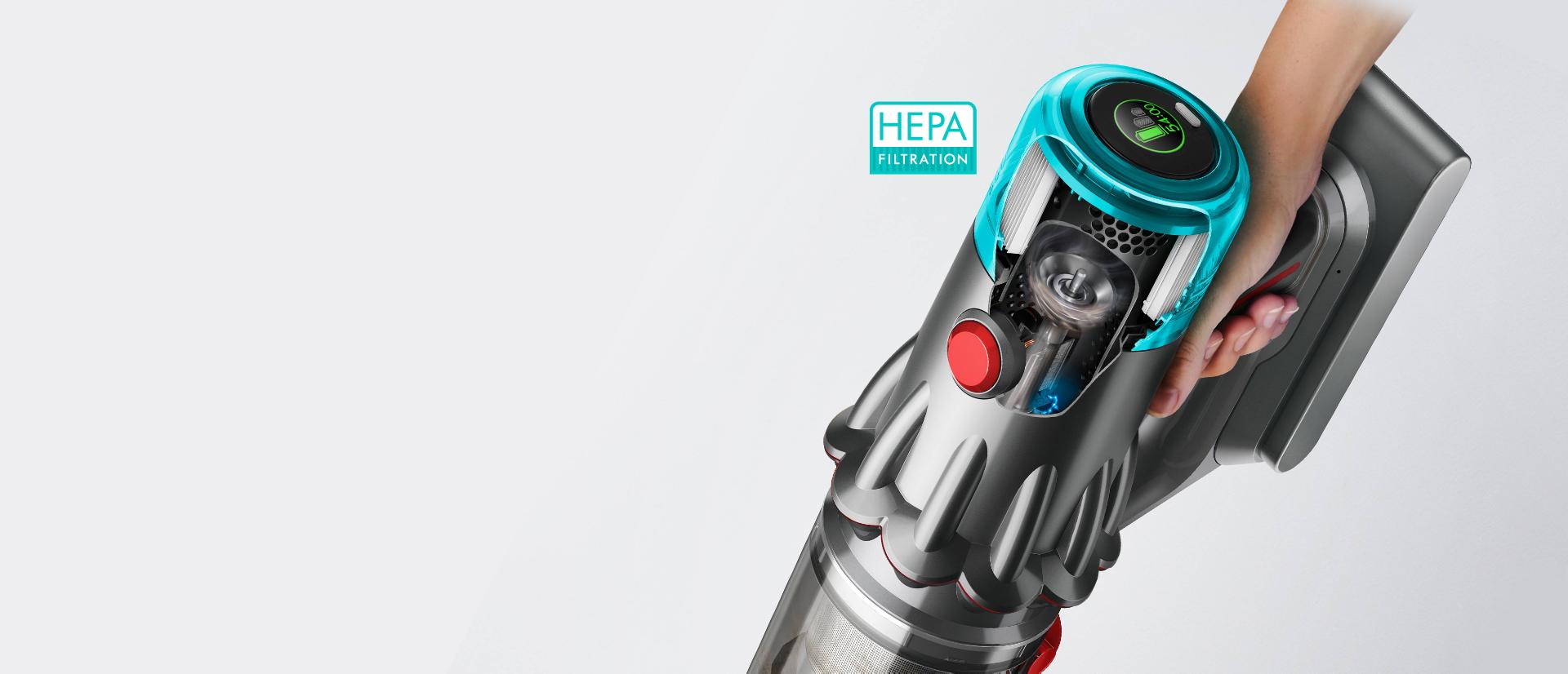 Dłoń na uchwycie za filtrem HEPA.