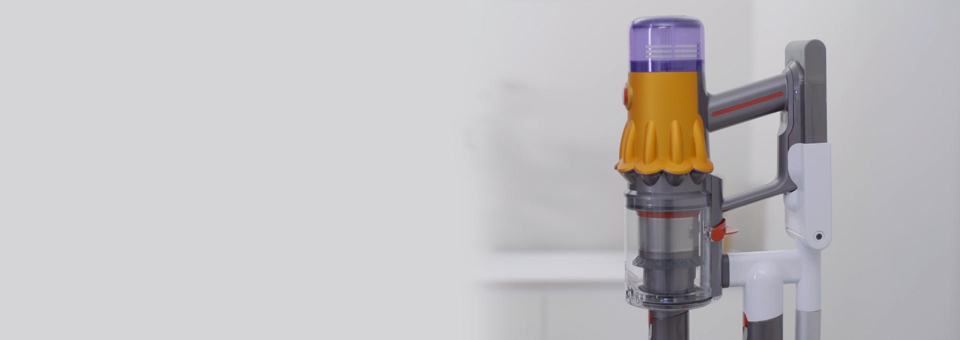 스탠드형 충전 거치대에 보관 중인 무선 청소기.