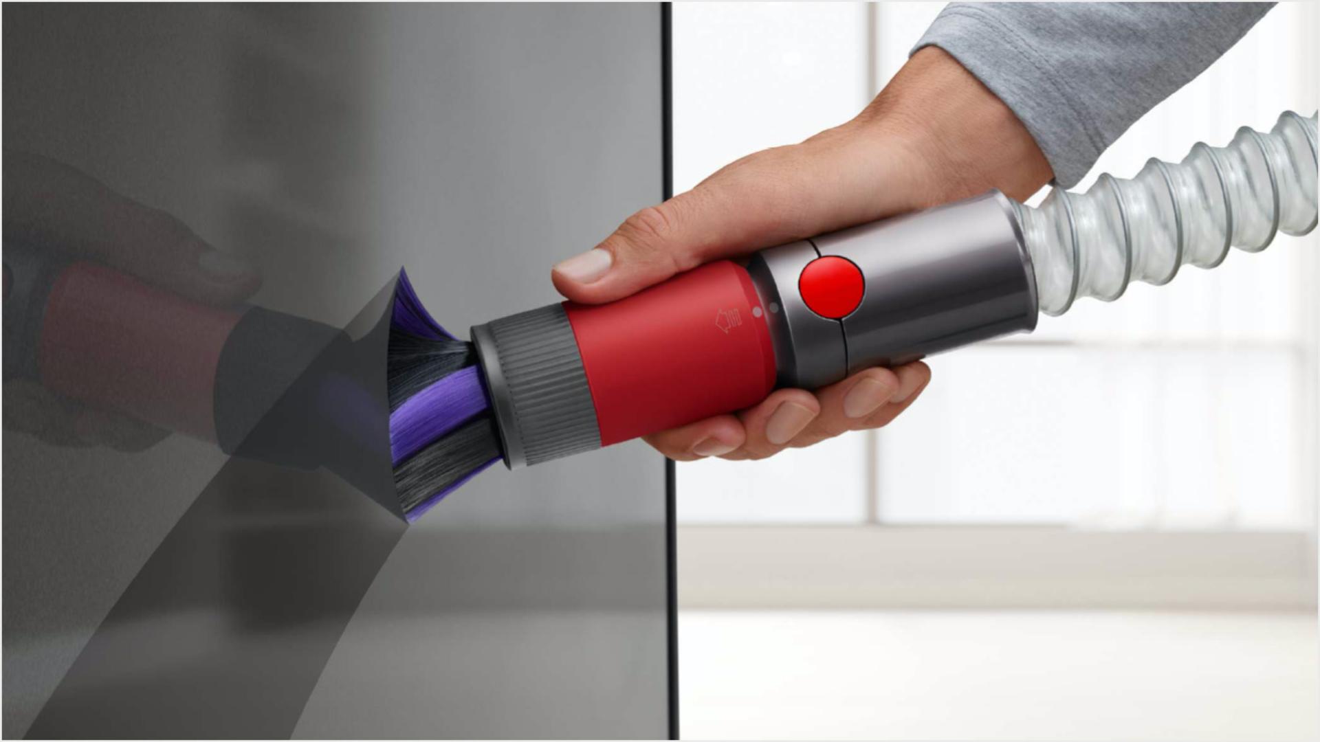 خرطوم التطويل بينما يُستخدَم للوصول إلى مكان منخفض في مطبخ.