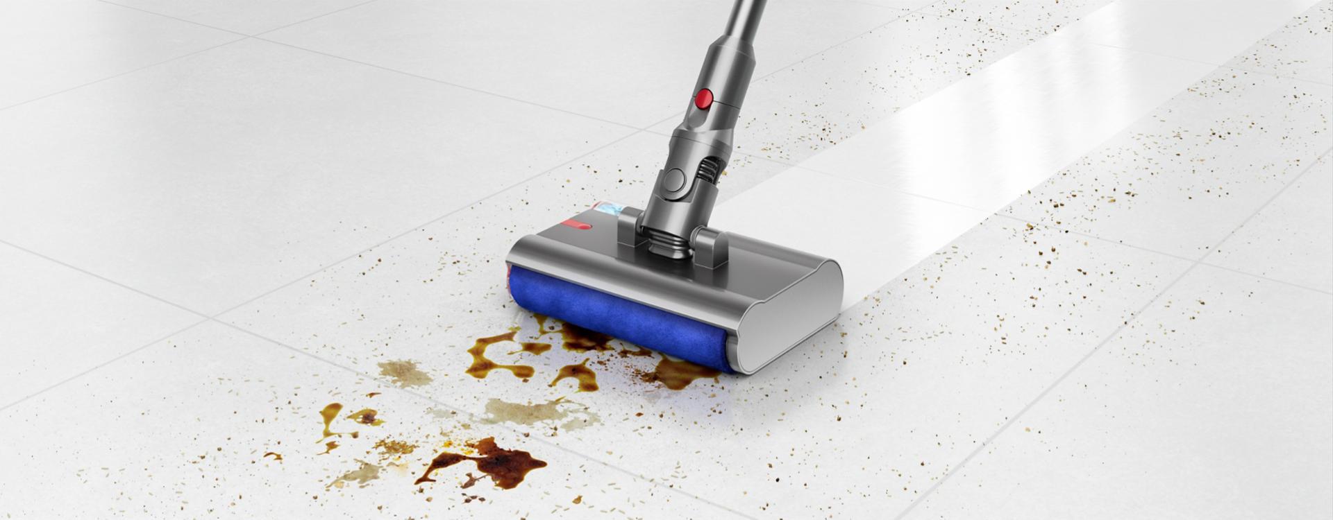 The Submarine™ wet roller head on the V12s Detect Slim Submarine cleans a hard floor.