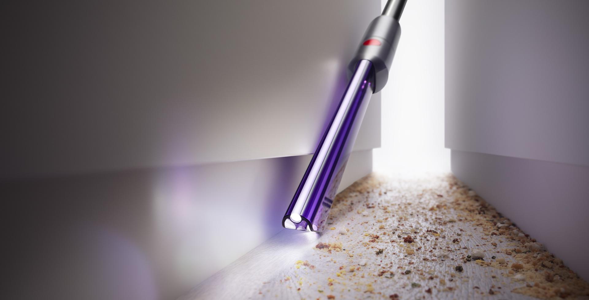 La herramienta para limpieza de rincones y esquinas limpia el interior de un coche