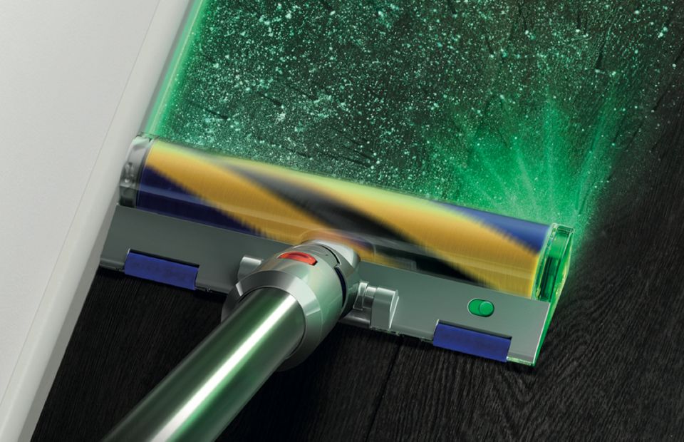 شعاع مائل بزاوية يخرج من رأس التنظيف ويُسلط الضوء على الأتربة