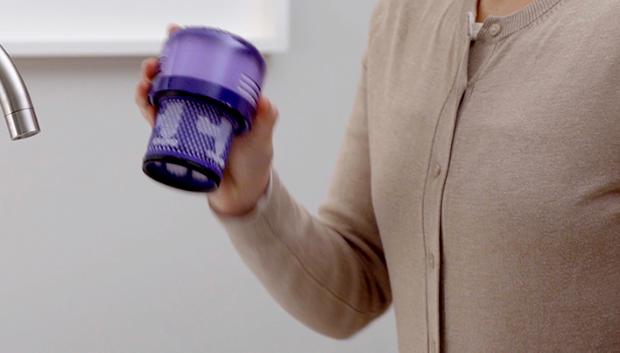 Vytřepání přebytečné vody z filtrační jednotky