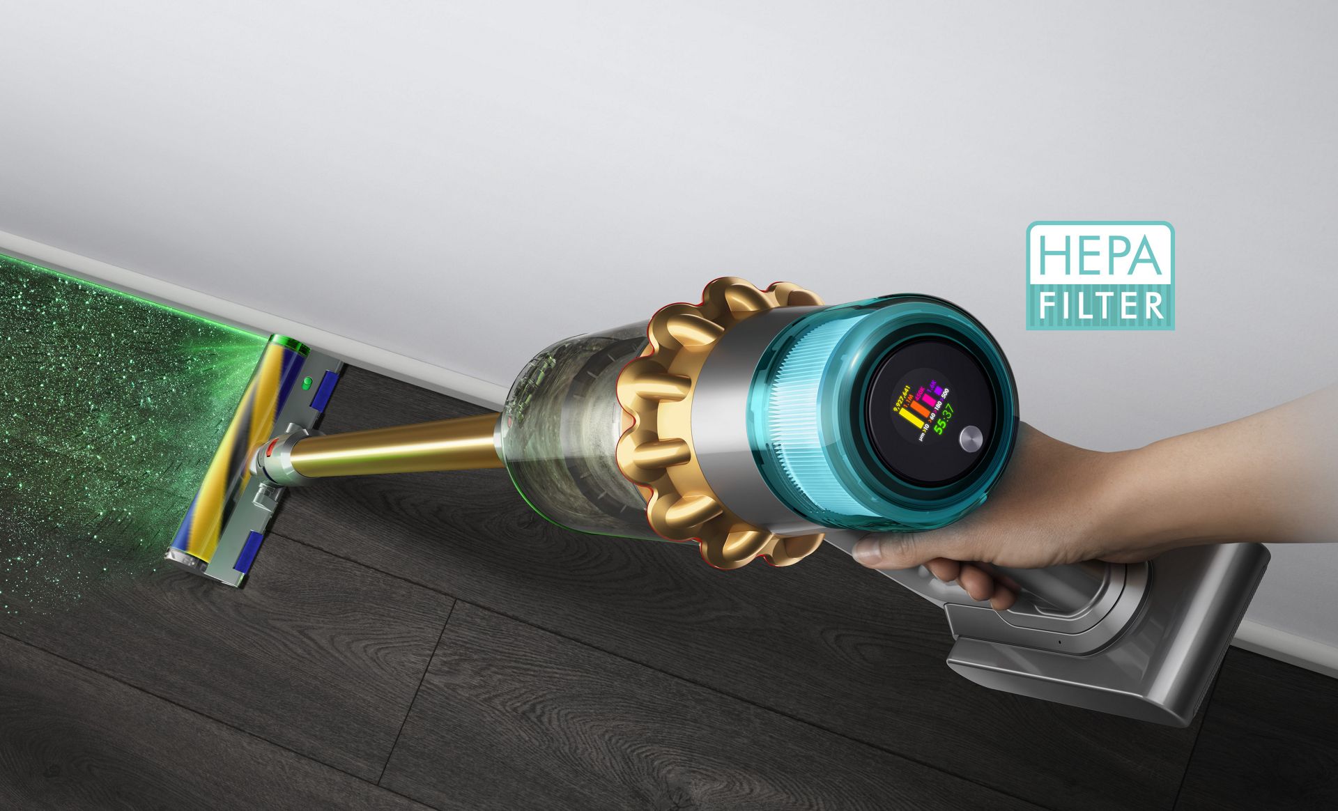 Gros plan sur une main tenant l’aspirateur Dyson V15 Detect.