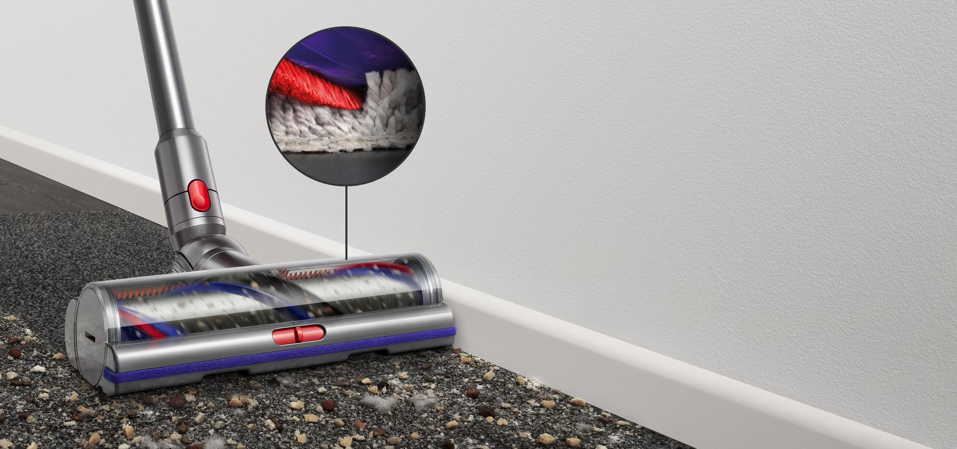 رأس التنظيف Digital Motorbar يترك وراءه سطح سجادة بيج نظيفاً تماماً بعد أن كان متسخاً بالكثير من الأتربة والمخلفات.