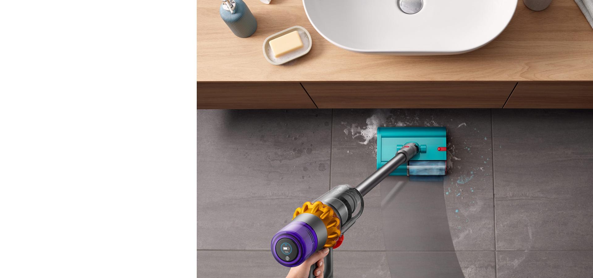 Fayans banyo zeminini temizleyen Dyson V15s Detect Submarine ıslak temizleme başlığı.