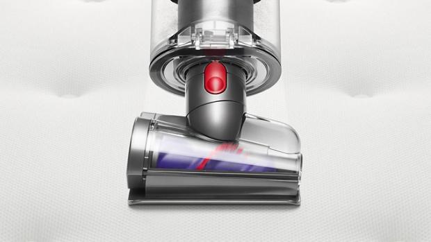 헤어 스크류 툴로 매트리스를 청소하는 이미지