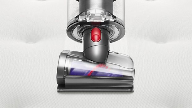 헤어 스크류 툴로 매트리스를 청소하는 이미지