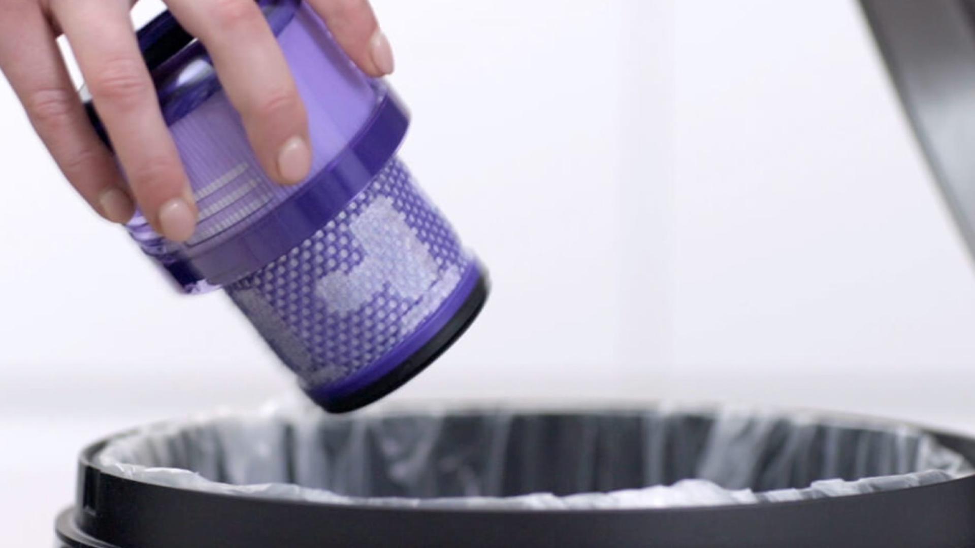 Użytkownik w trakcie usuwania nadmiaru kurzu i zanieczyszczeń.