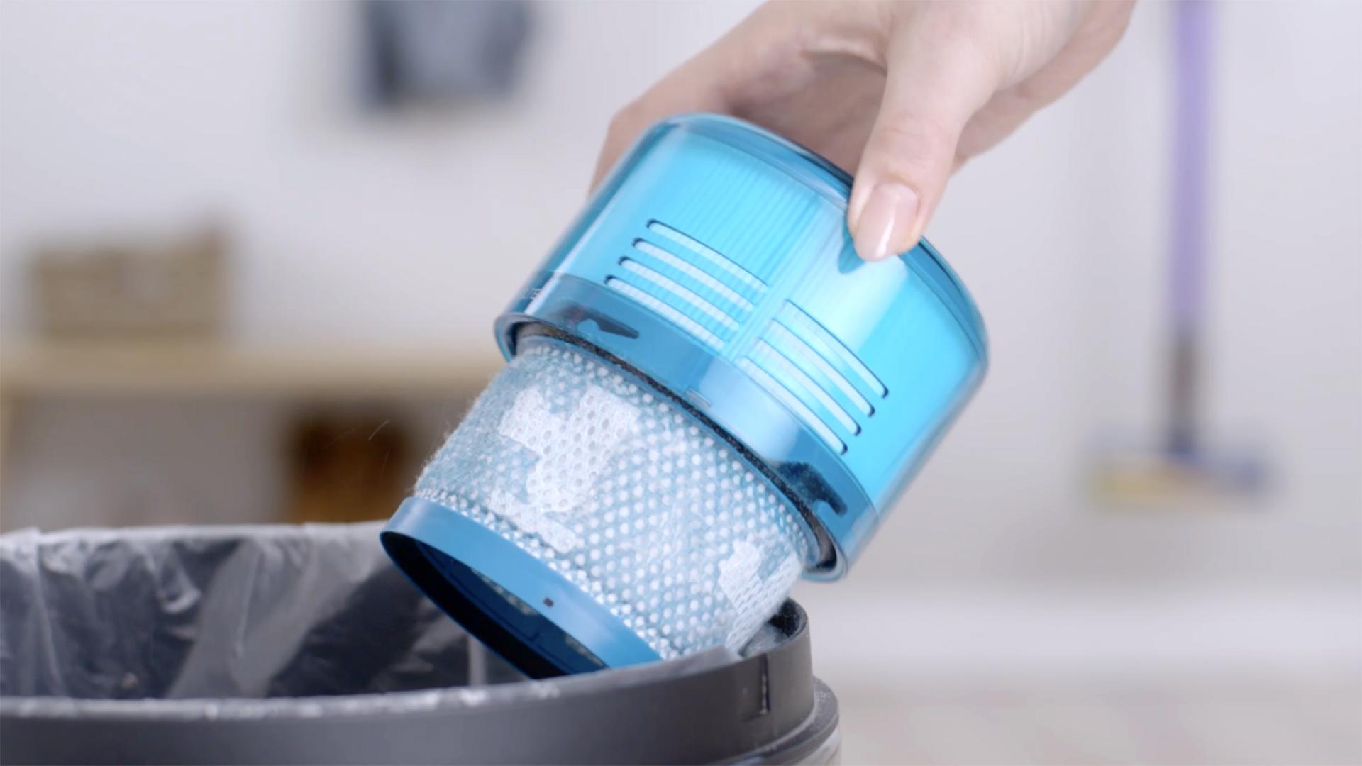 مستخدم يطرق على الفلتر لإزالة الأتربة والمخلفات العالقة به.