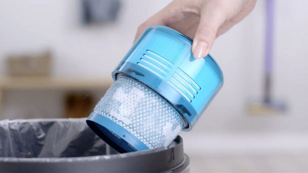 مستخدم يطرق على الفلتر لإزالة الأتربة والمخلفات العالقة به.