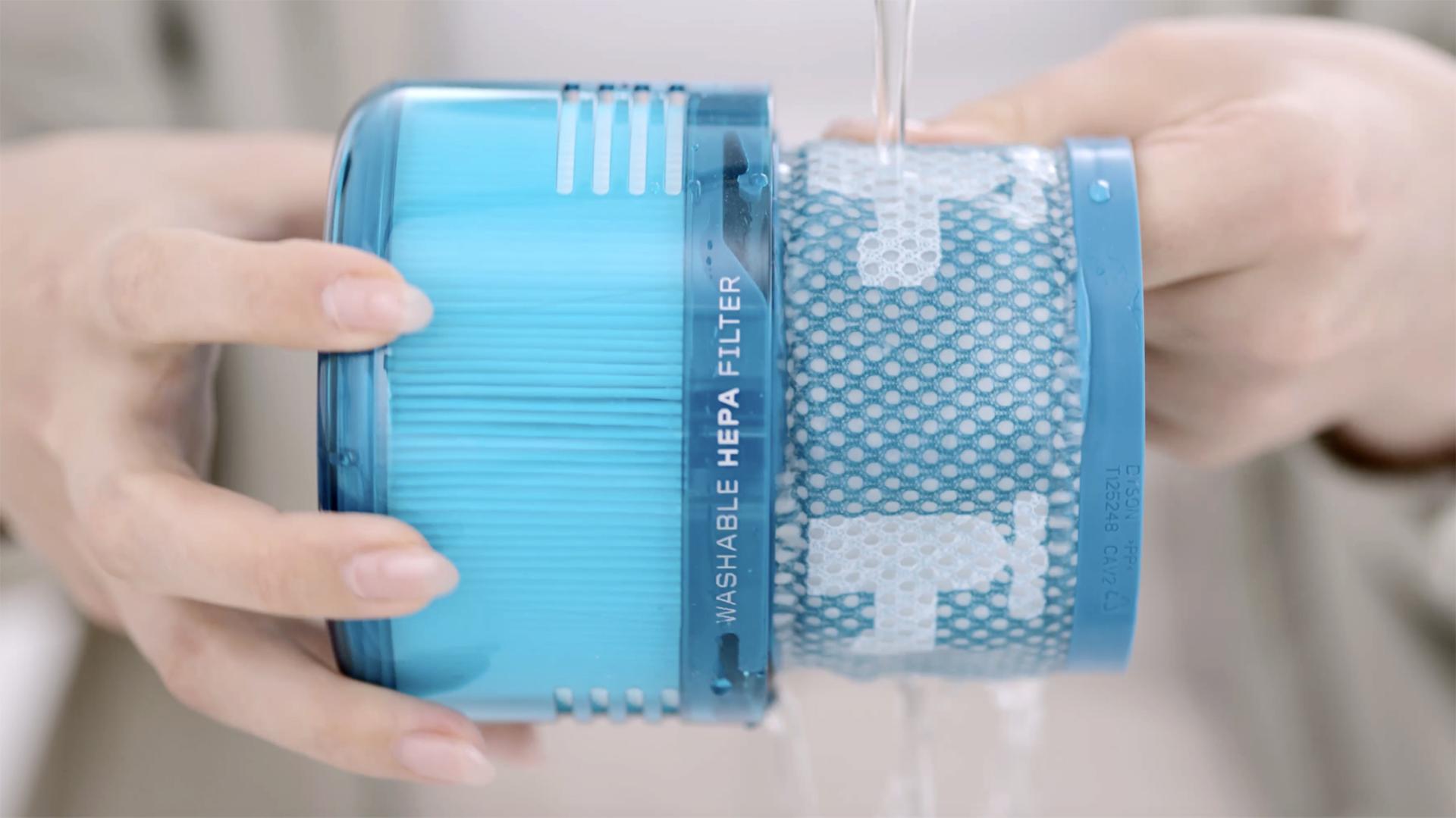 مستخدم يغسل الفلتر تحت الصنبور.