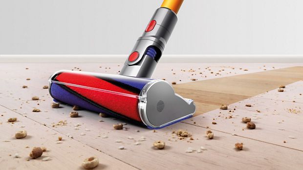 Cận cảnh bàn hút Dyson hút các mảnh vụn từ sàn cứng.