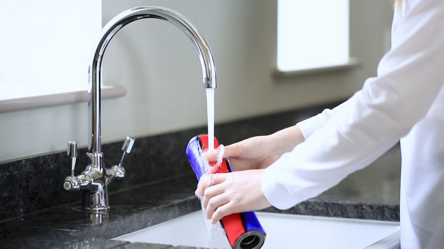 Dyson v8 outlet filter cleaning