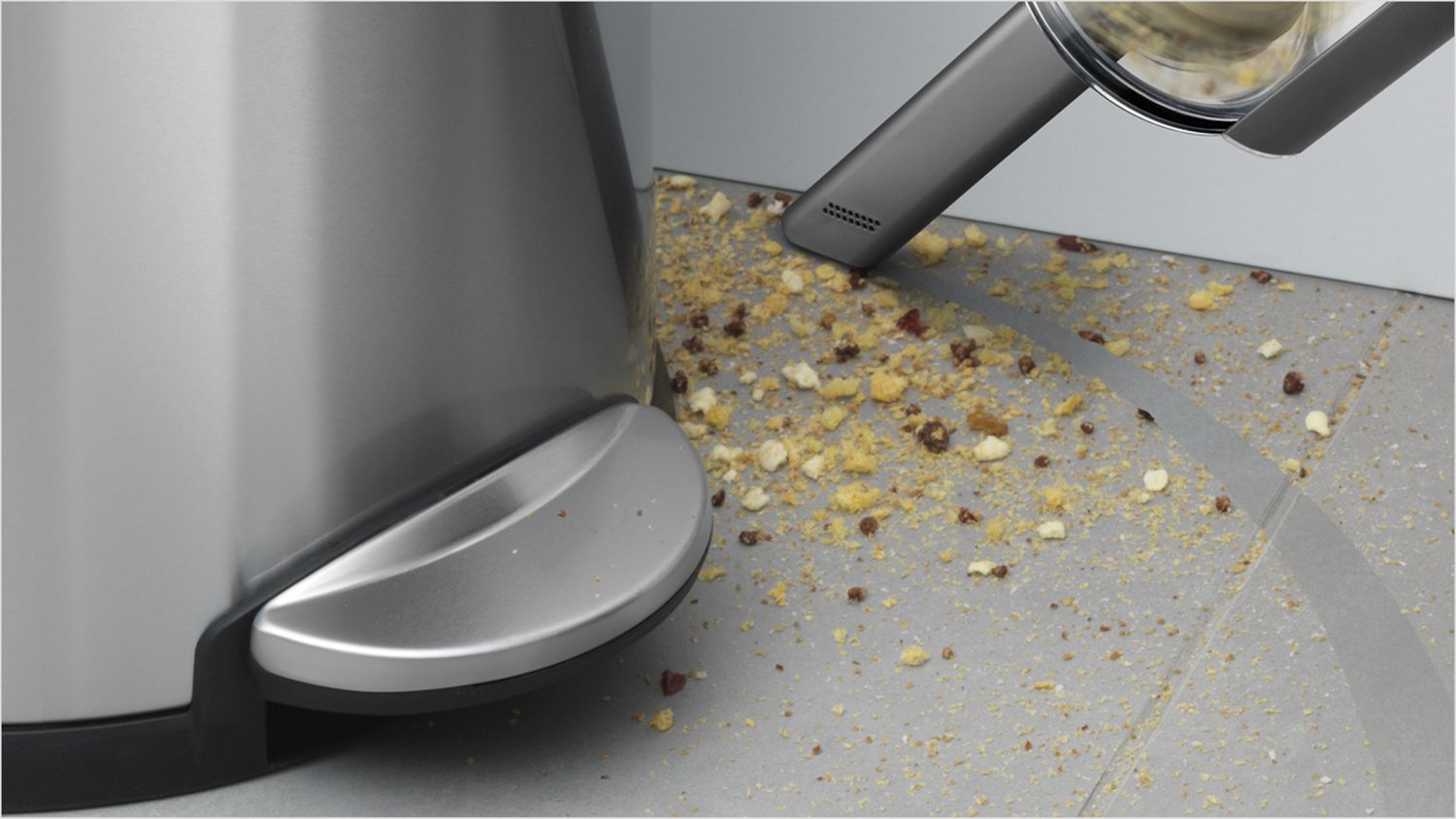 Aspirapolvere senza filo Dyson V11 Motorhead utilizzato come portatile che rimuove i detriti dal pavimento