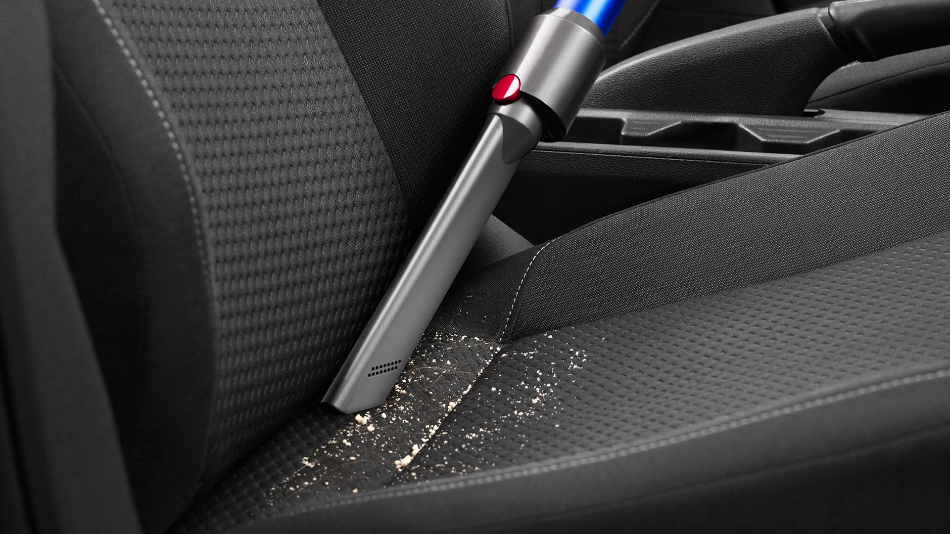 Dyson 窄隙清潔吸頭正清潔某個角落