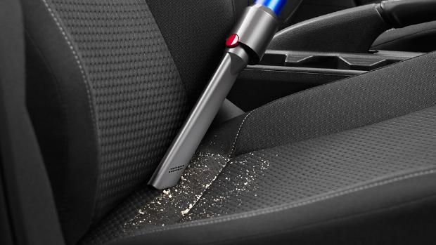 Dyson 窄隙清潔吸頭正清潔某個角落