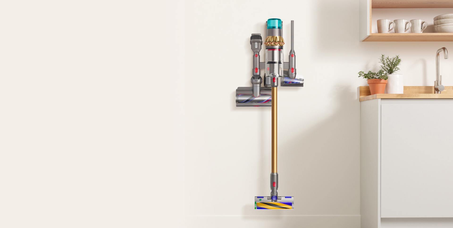 Üzerinde kablosuz süpürge ve aksesuarların yer aldığı Gelişmiş duvar askı ünitesi