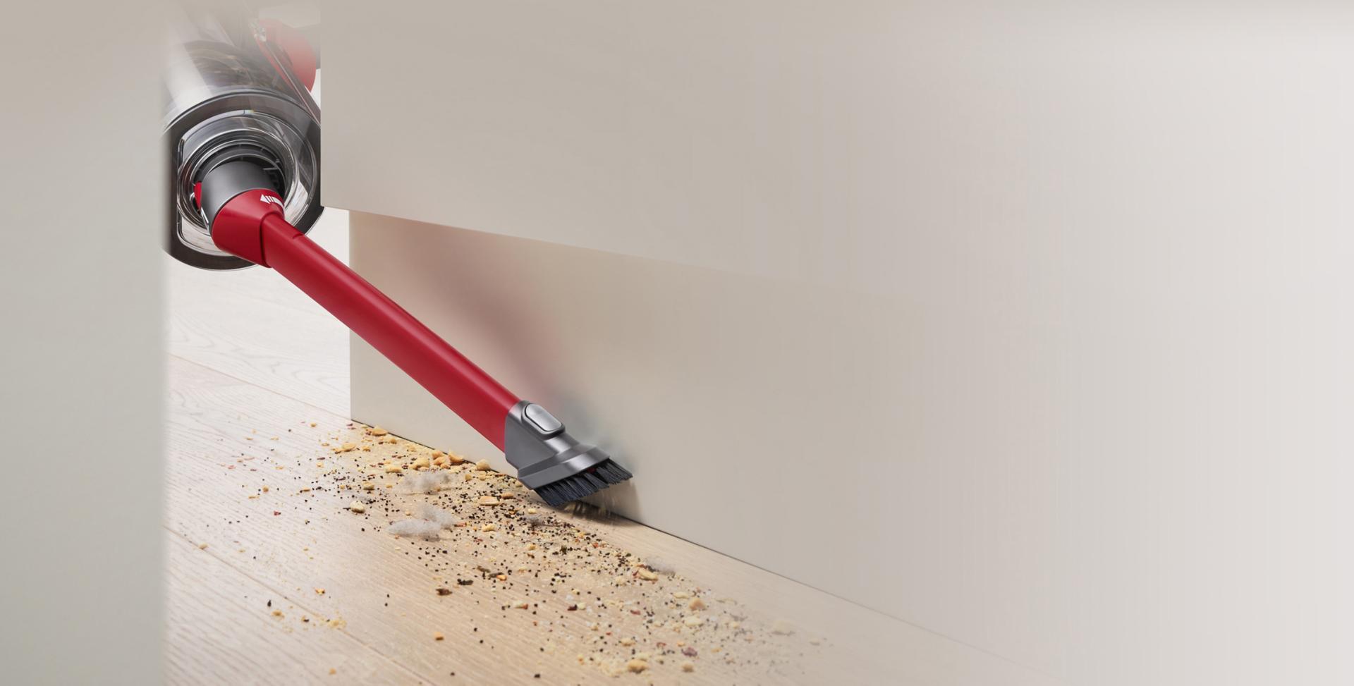 أداة تنظيف الفجوات الصعبة بينما تقوم بالتنظيف خلف قِطع الأثاث