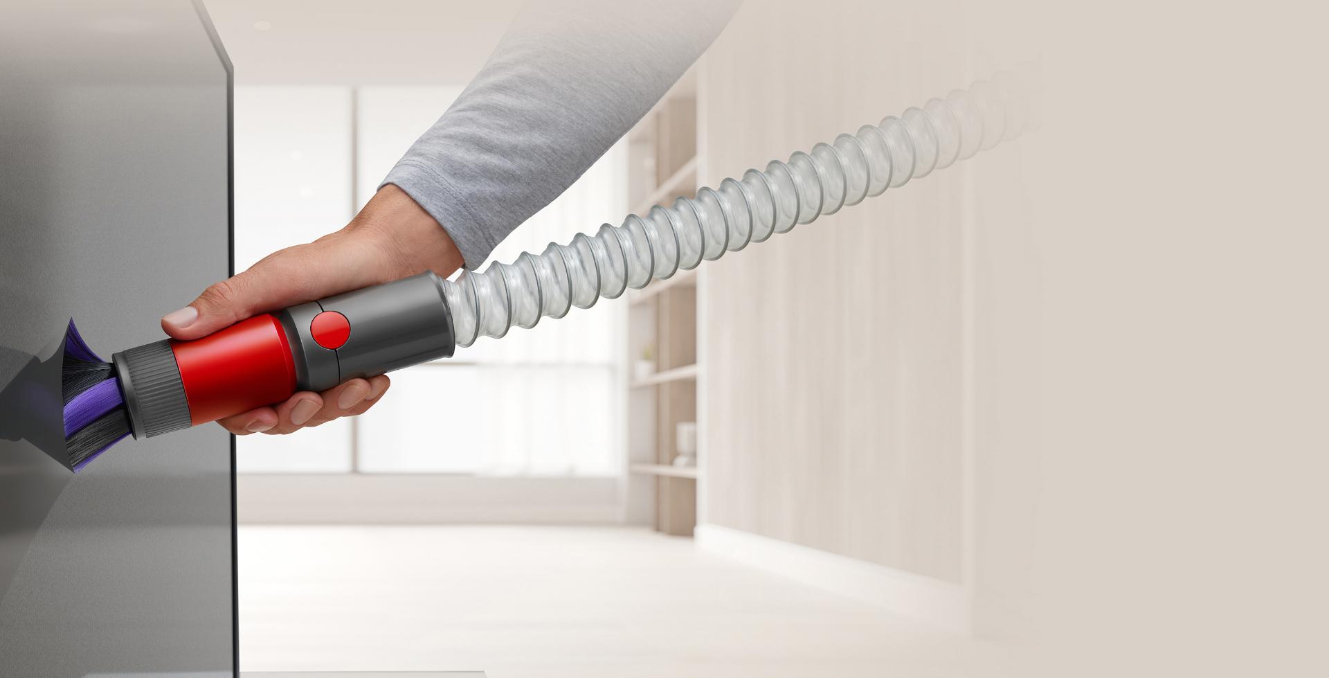 فرشاة تنظيف الغبار بدون خدوش وخرطوم التطويل بينما يقومان بتنظيف تلفاز