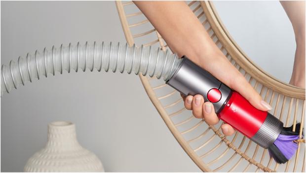 스크래치-프리 더스팅 브러시로 거울을 청소하는 모습