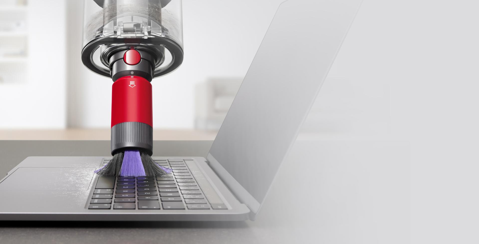 فرشاة تنظيف الغبار بدون خدوش بينما تقوم بتنظيف جهاز كمبيوتر محمول