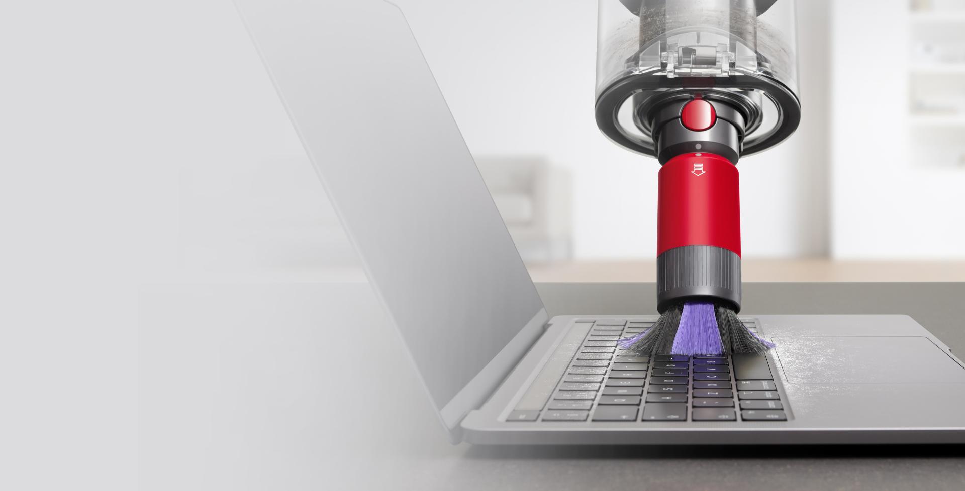 Četka za prašinu bez grebanja čisti površinu prijenosnog računala