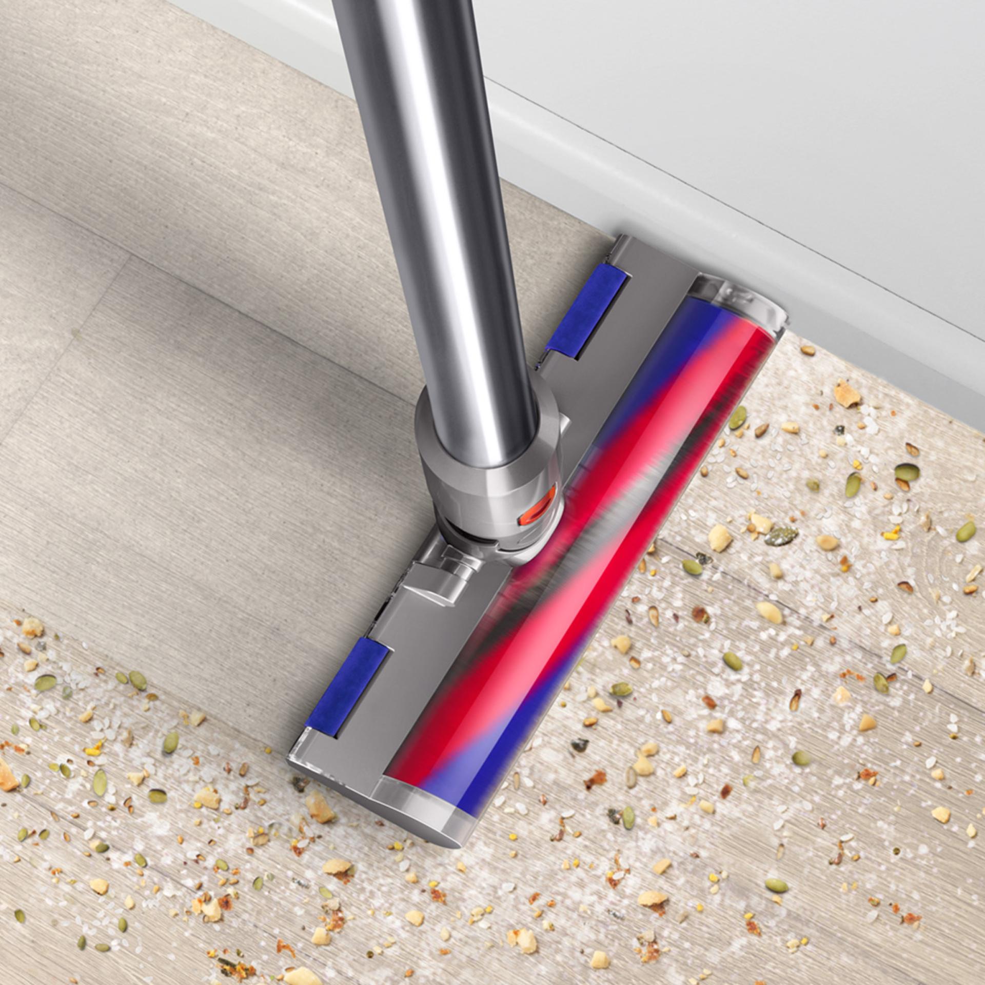 마룻바닥을 물 청소하는 서브마린 물 청소 헤드.