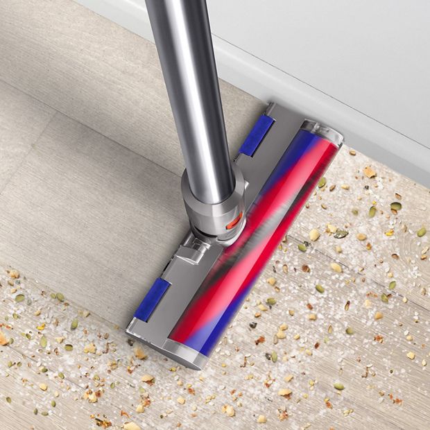 마룻바닥을 물 청소하는 서브마린 물 청소 헤드.