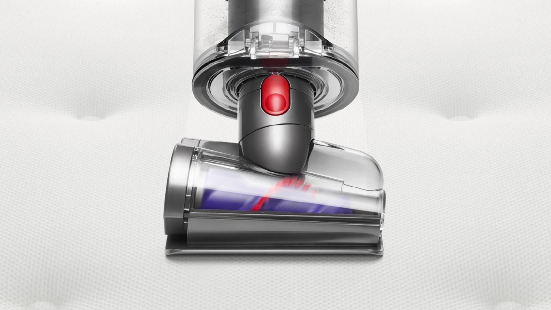 헤어 스크류 툴로 매트리스를 청소하는 모습.