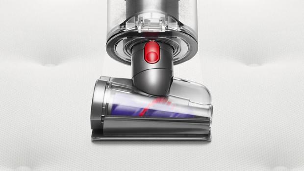 헤어 스크류 툴로 매트리스를 청소하는 모습.