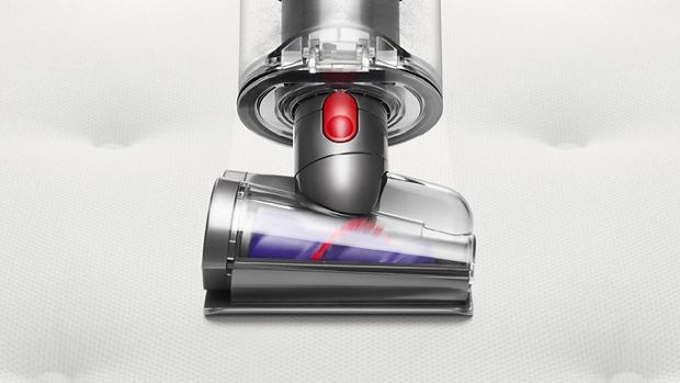 헤어 스크류 툴로 매트리스를 청소하는 모습.