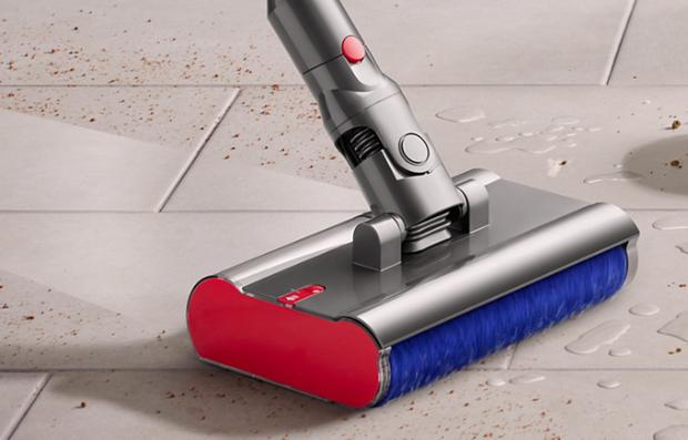 Vacuum sitting charging on the Floor dok.