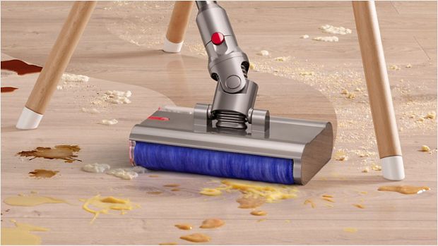 Dyson V12s Origin Submarine™ 洗地滾筒吸頭在高身椅的櫈腳間穿梭，以清理濺在纖維地板上的食物和飲料。