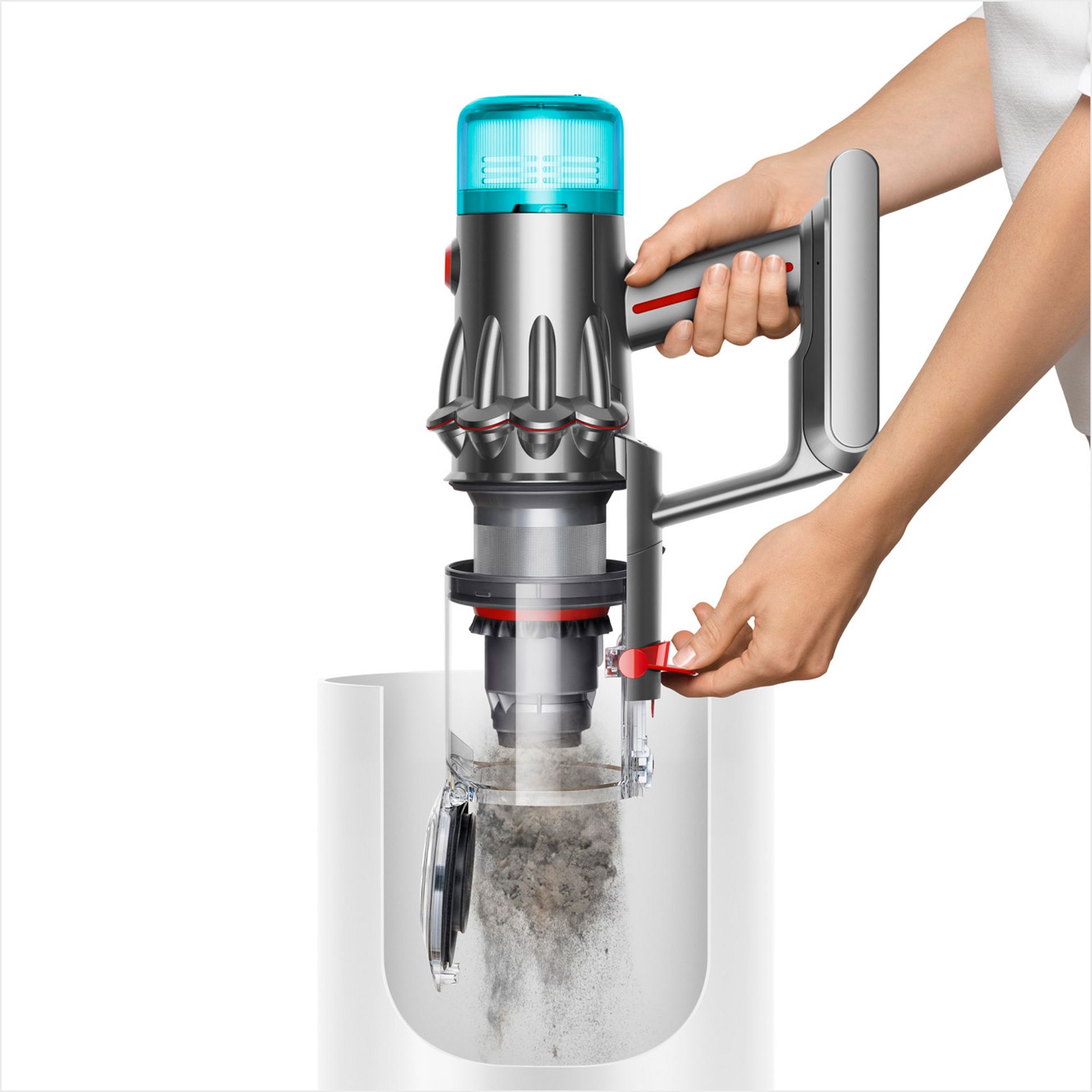 一人正將V12s的集塵筒清空至垃圾筒中。