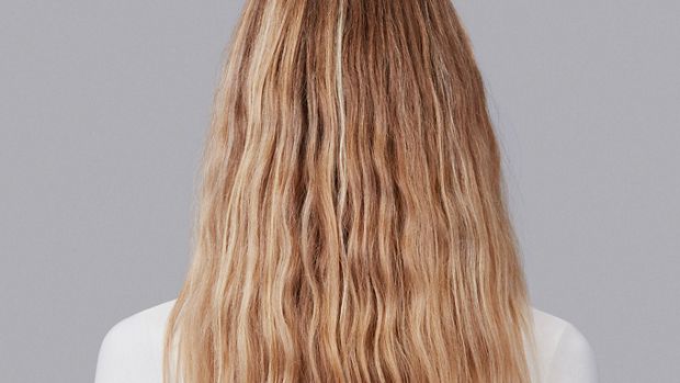 Düz ve kalın telli saçlara sahip model