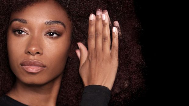 كريم ما قبل التصفيف Dyson Chitosan مُنعَّم بين الكفين والشعر.