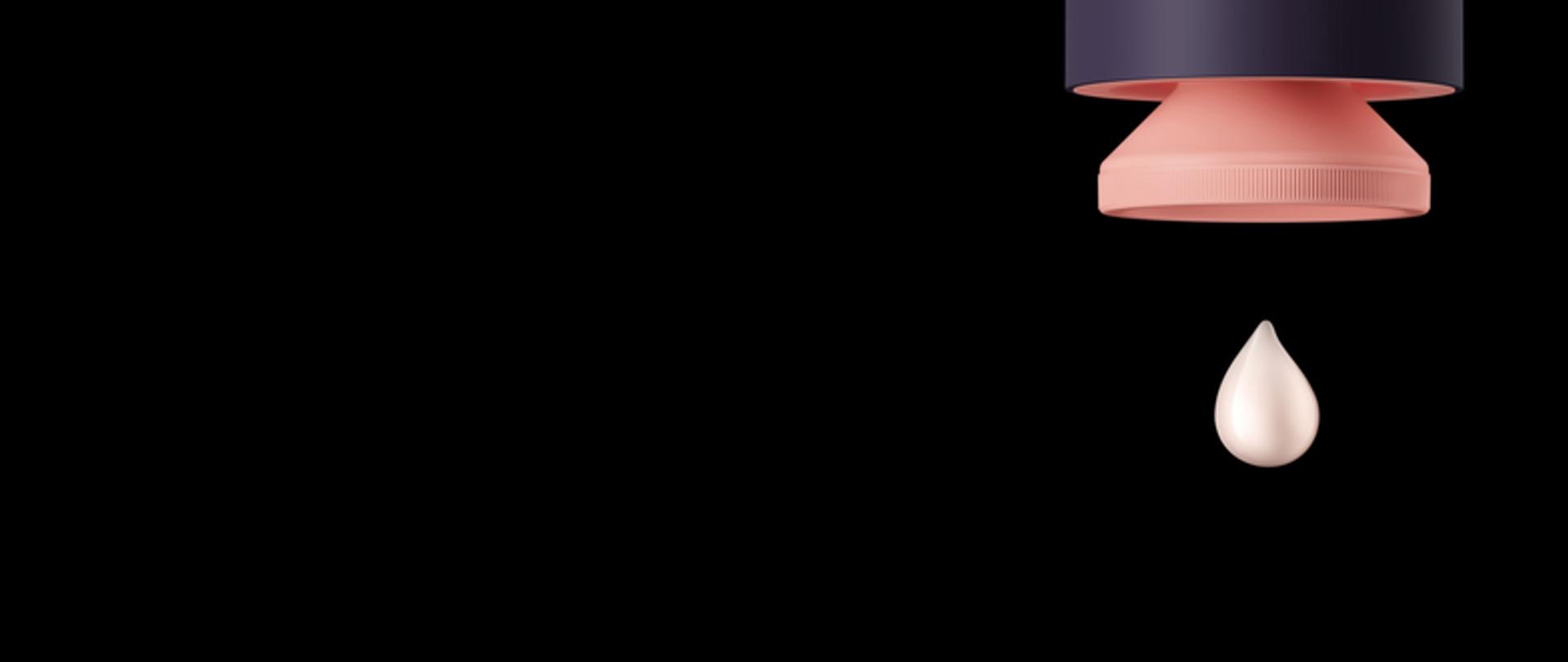 Z butelki wyciska się kroplę serum utrwalającego Dyson Chitosan