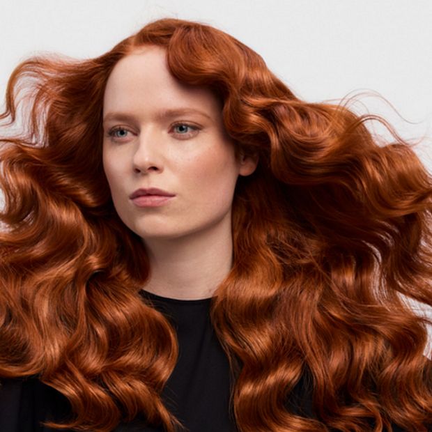 Modelka se splývavými loknami.