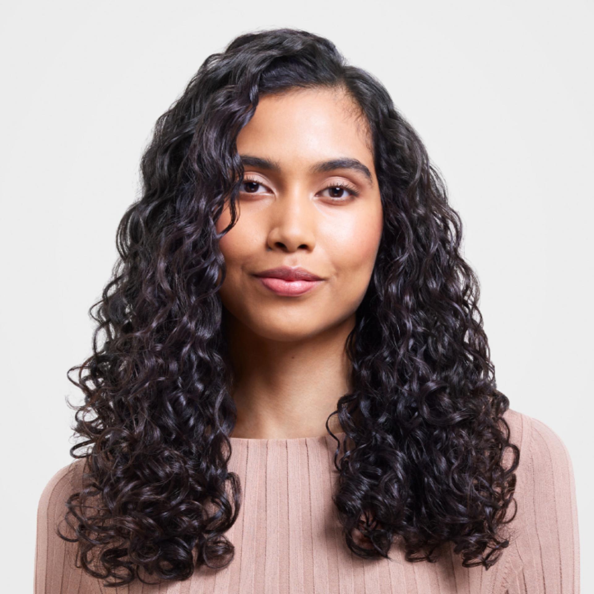 Modelka s definovanými loknami.